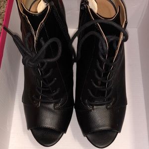 Super chunky, super edgy lace-up pumps